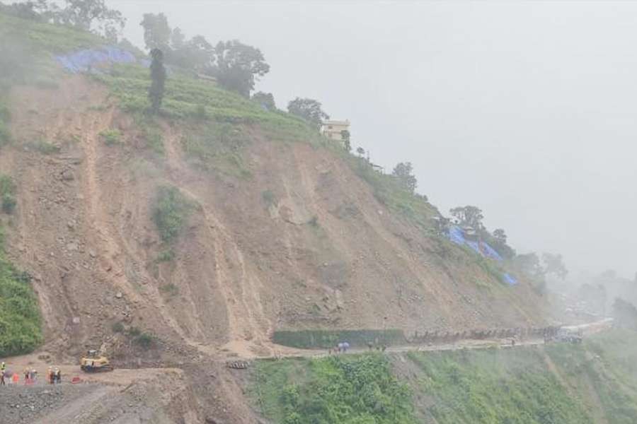 पहिराे खस्दा पुनः नागढुंगा-नाैबिसे सडक अबरूध्द, यात्रुहरू सकसमा
