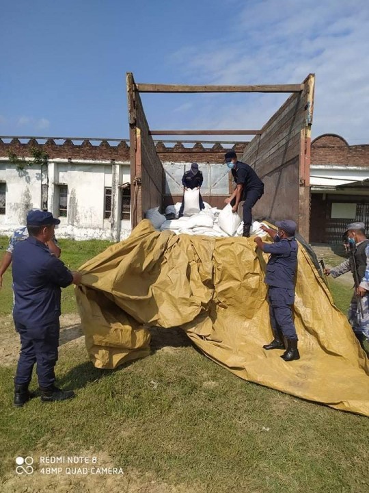 नेपाल  प्रहरीद्वारा नियन्त्रणमा लिइ एक करोड बढीको मटर र गाडीहरू राजश्वमा चलान