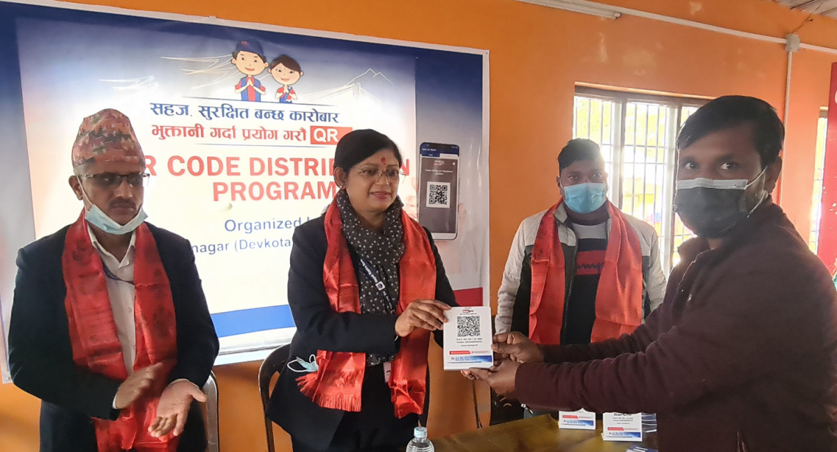 विराटनगर एयरपोर्टका ट्याक्सीमा मेगा बैंकको क्यूआर कोड