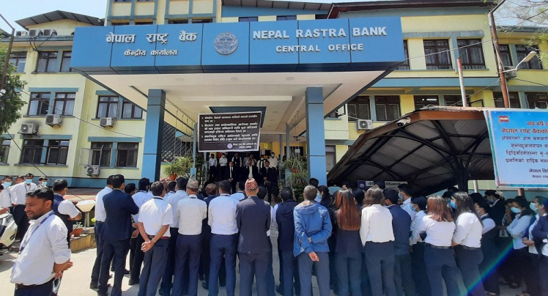 राष्ट्र बैंकमा झुण्ड्याइयो कालो ब्यानर, गभर्नर निलम्बनको विरोधमा कर्मचारी