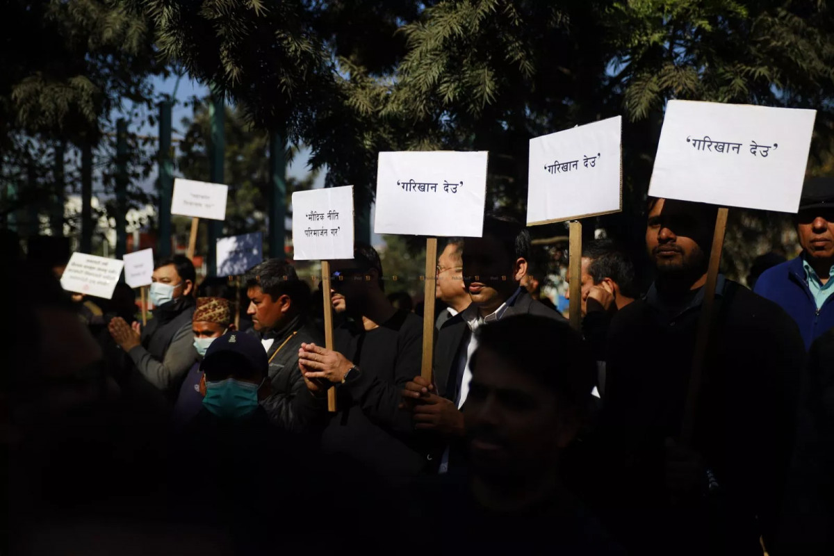  अटोमोबाइल व्यवसायीले माइतीघरमा गरे राष्ट्र बैंक र सरकारविरुद्ध आन्दोलन 