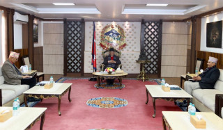 अर्थतन्त्रका बारेमा प्रधानमन्त्री प्रचण्डकाे चासो, अर्थमन्त्री र गभर्नरसँग  लिए ब्रिफिङ्ग