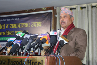 बैंकका ऋणीलाई गभर्नरको आग्रहः “बैंकले समस्या नसुने, सिधै राष्ट्र बैंक आउनुस्”