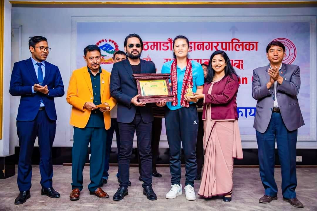 काठमाण्डाैं महानगरद्वारा राष्ट्रिय महिला भलिबल टाेली १-१ लाखले पुरस्कृत