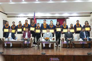 प्रधानमन्त्रीद्वारा राष्ट्रिय महिला भलिबल खेलाडीहरू पुरस्कृत