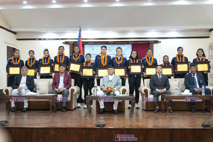 प्रधानमन्त्रीद्वारा राष्ट्रिय महिला भलिबल खेलाडीहरू पुरस्कृत
