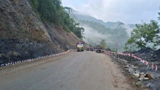 भारी वर्षाकाे जाेखिम,  विभिन्न राजमार्गमा रात्रिकालिन यातायात बन्द